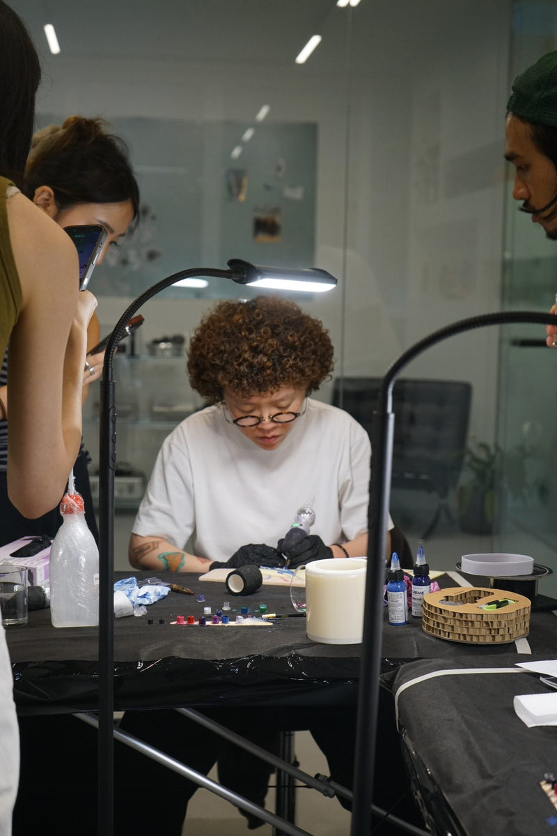 Demiink tattooing synthetic skin during the Delicate Color workshop at TWWTS Milano