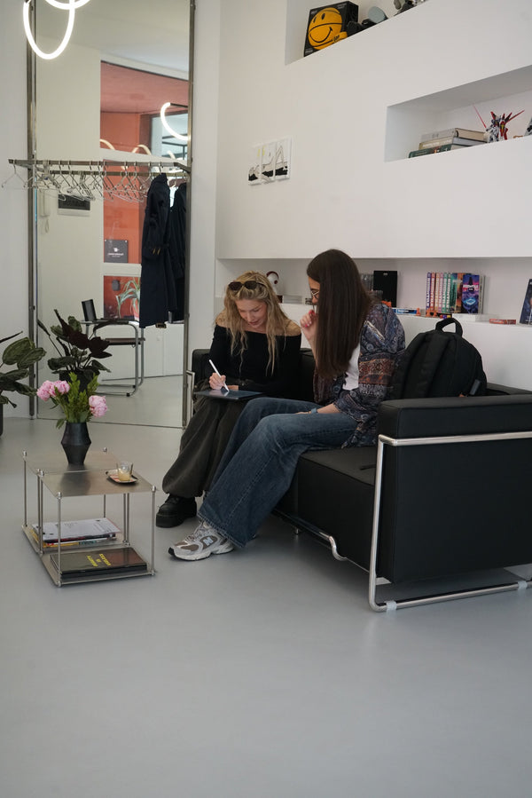 Artist and client before the appointment on the sofa
