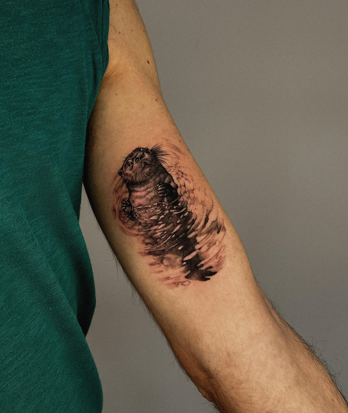 Tatuaggio Microrealism di Jonny Casamenti, The White Whale Tattoo Society