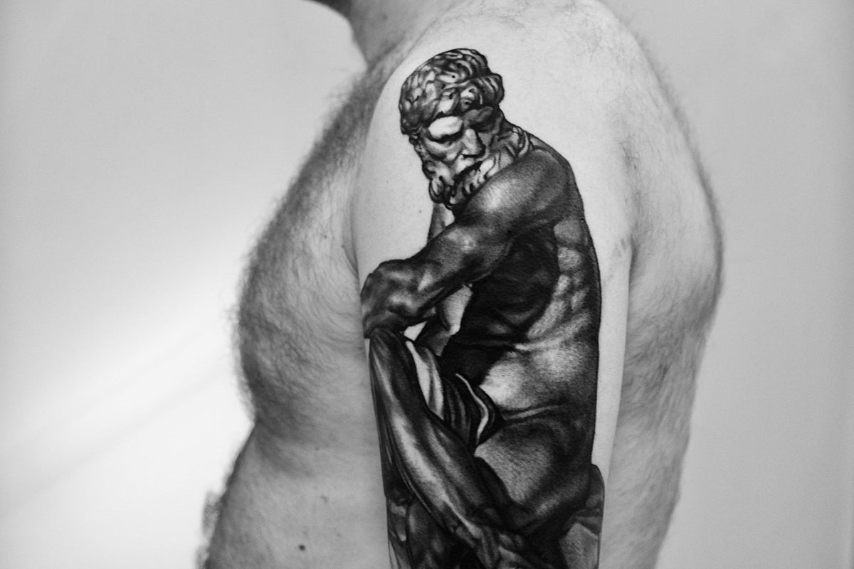 Tatuaggio Microrealism di Matteo Ciampi, The White Whale Tattoo Society