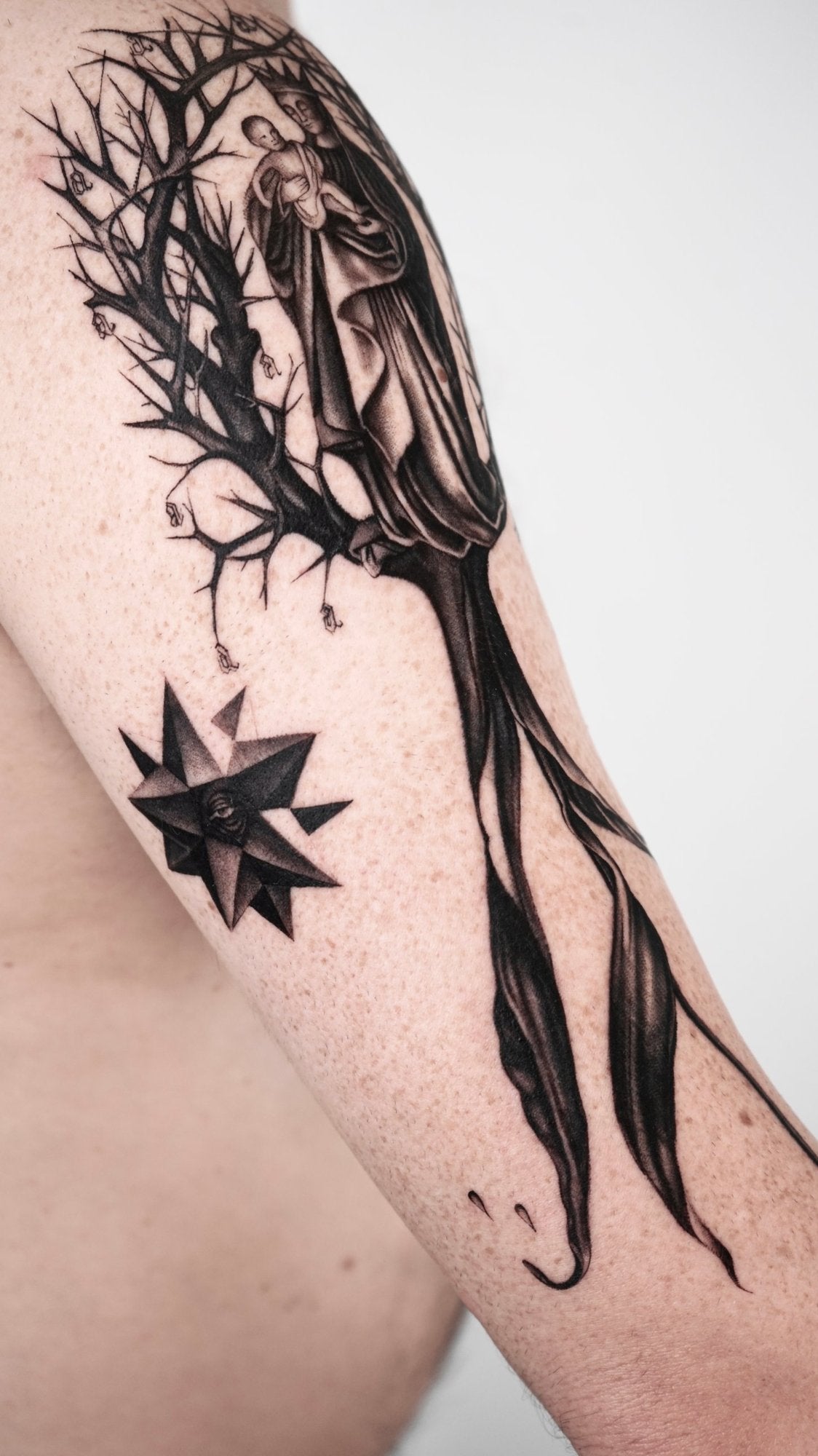 Tatuaggio Microrealism di Matteo Ciampi, The White Whale Tattoo Society