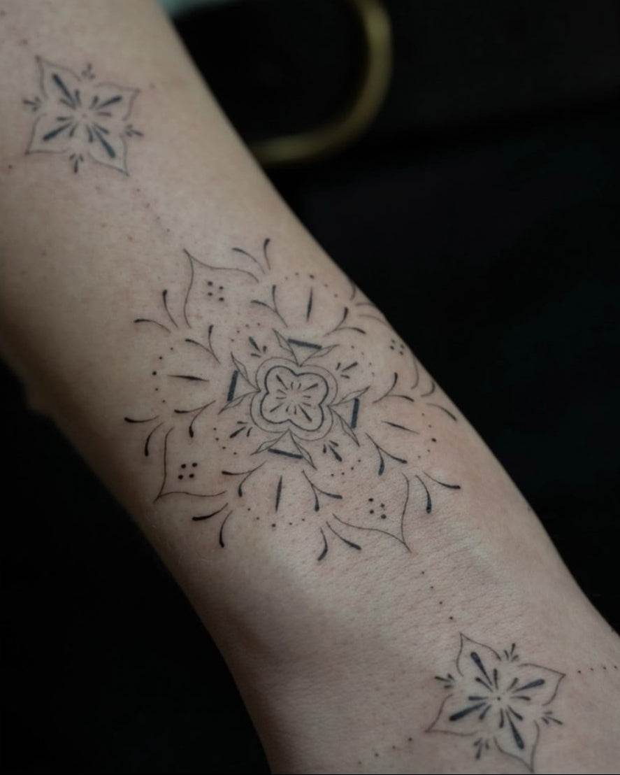 Tatuaggio di aieuh_ca_pique, guest di The White Whale Tattoo Society, Milano