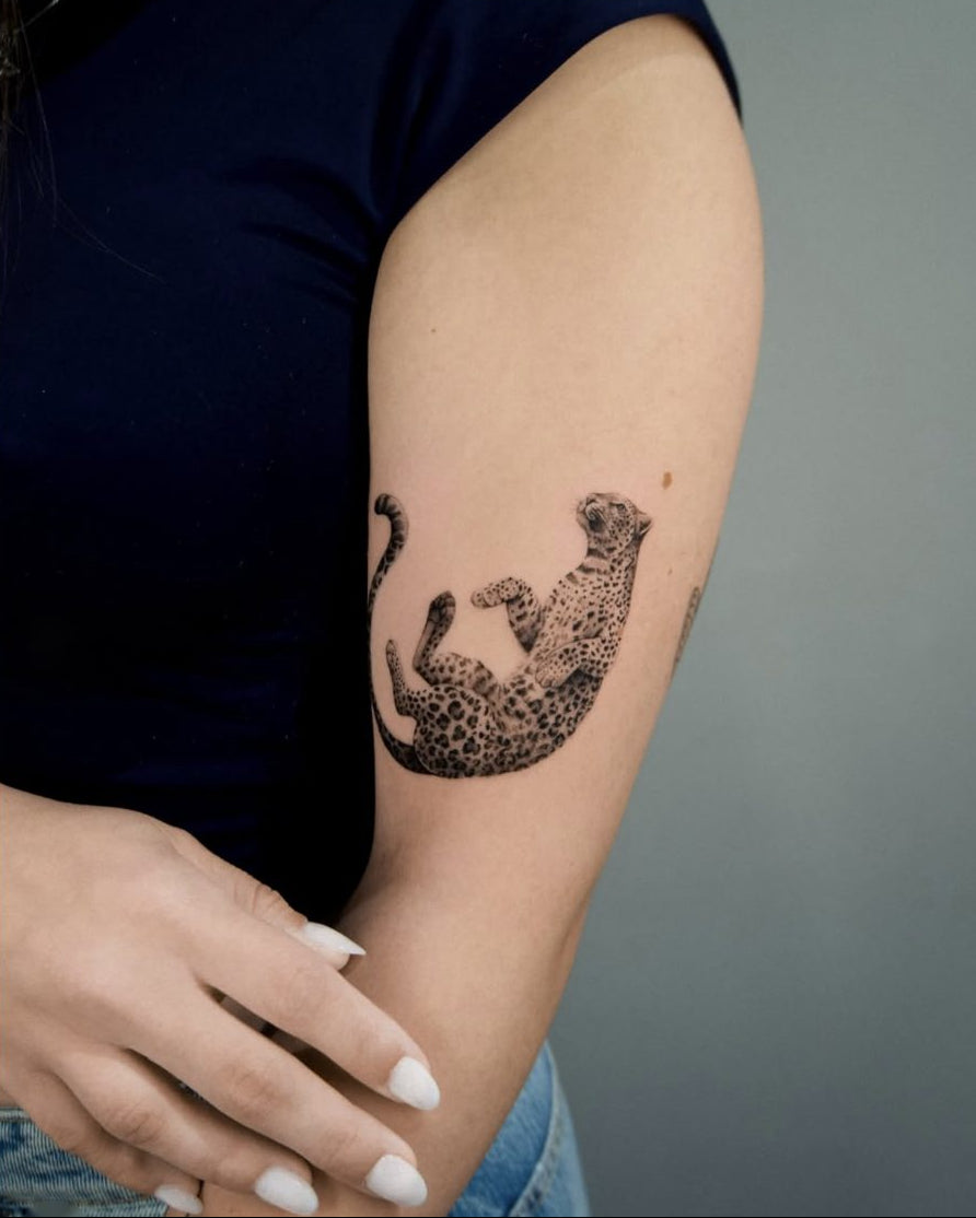Tatuaggio di alessandrapavone.tattoo, guest di The White Whale Tattoo Society, Milano