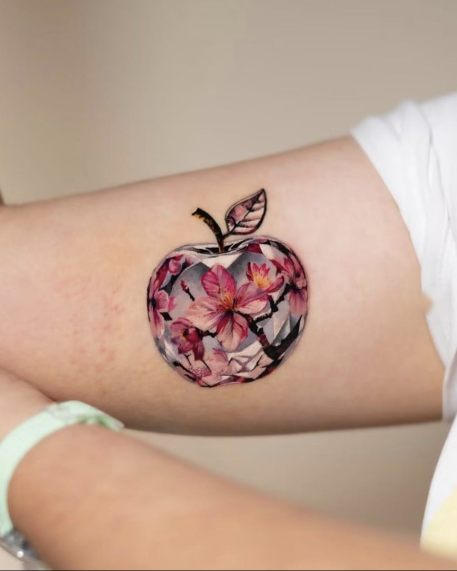 Tatuaggio di _chicachinchilla, guest di The White Whale Tattoo Society, Milano