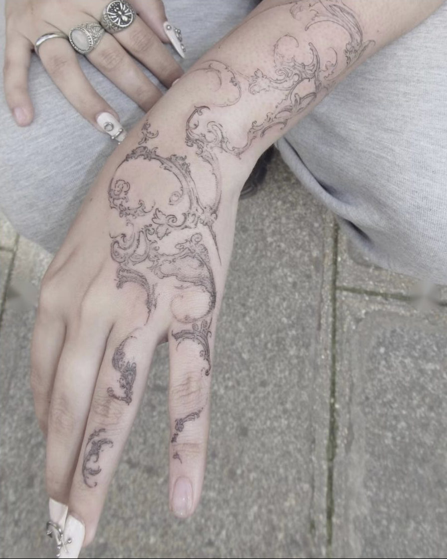 Tatuaggio di hldmet4tt, guest di The White Whale Tattoo Society, Milano