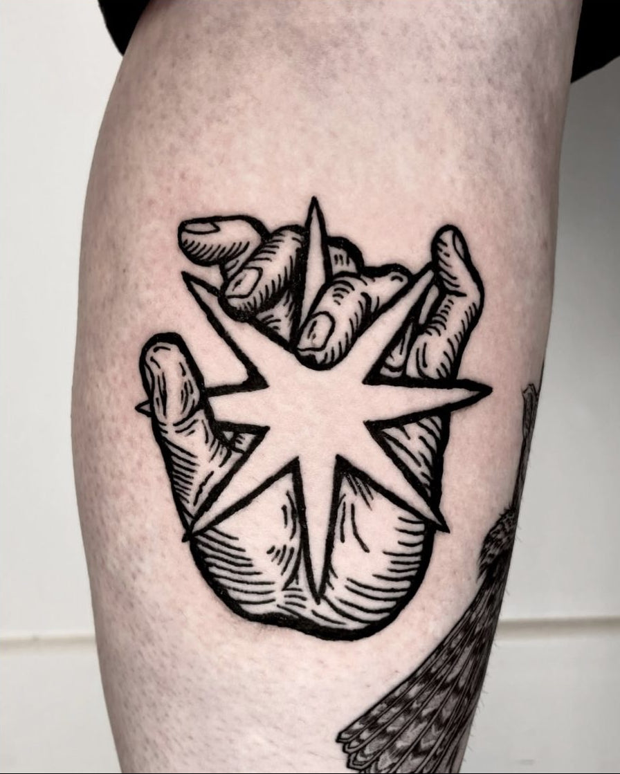 Tatuaggio di soli__ink, guest di The White Whale Tattoo Society, Milano
