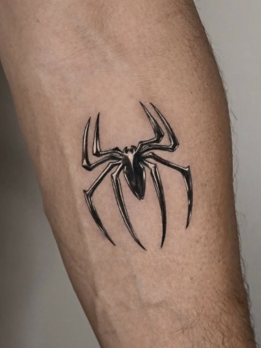 Tatuaggio di rasha.ink, guest di The White Whale Tattoo Society, Milano