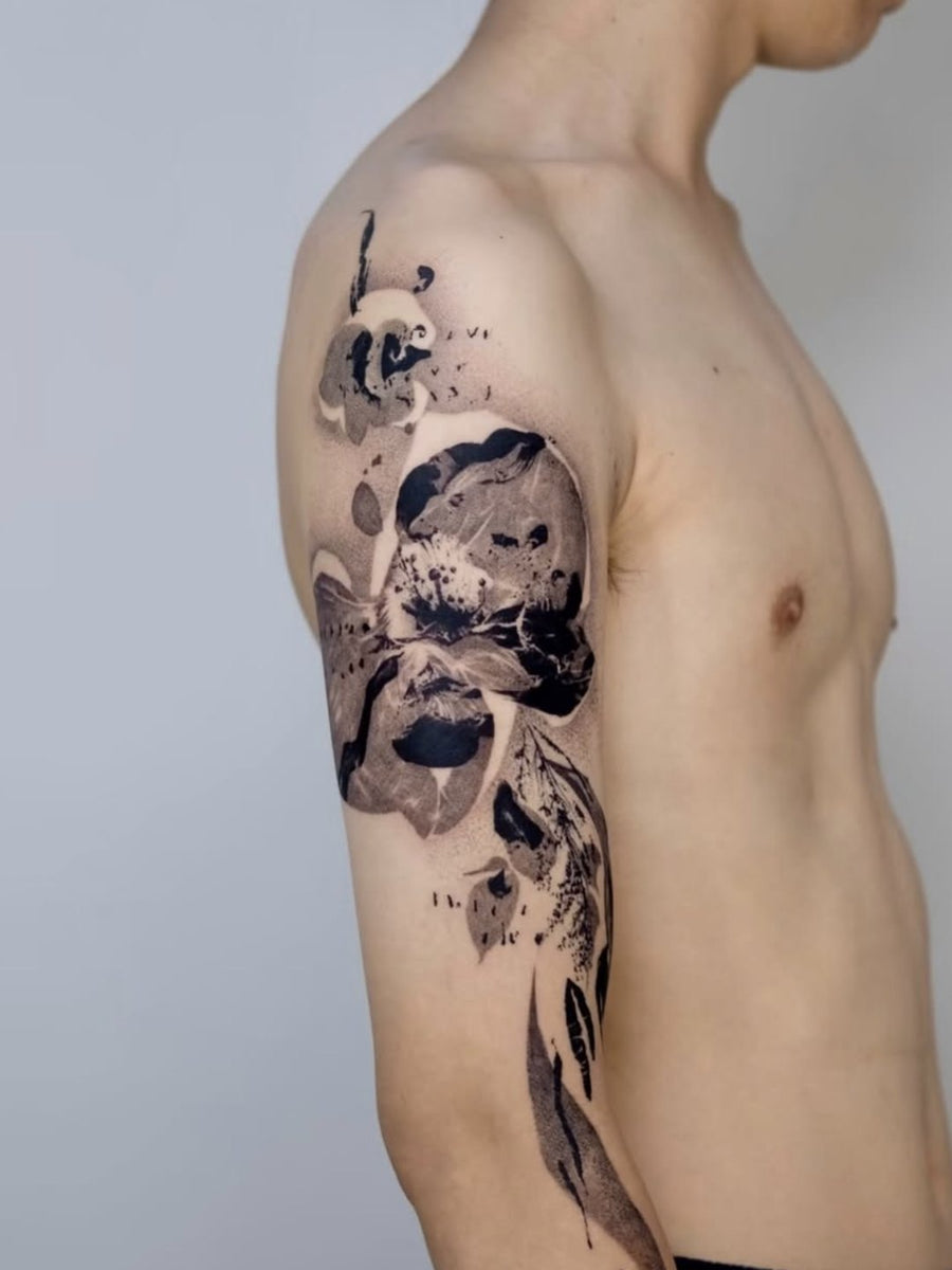Tatuaggio di vocozun, guest di The White Whale Tattoo Society, Milano