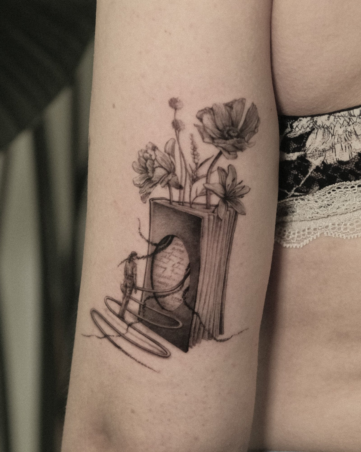 Tatuaggio Microrealism di Verdiana, The White Whale Tattoo Society