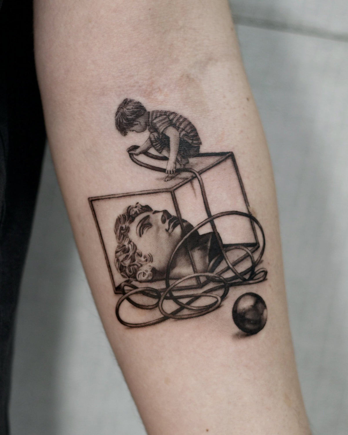 Tatuaggio Microrealism di Verdiana, The White Whale Tattoo Society