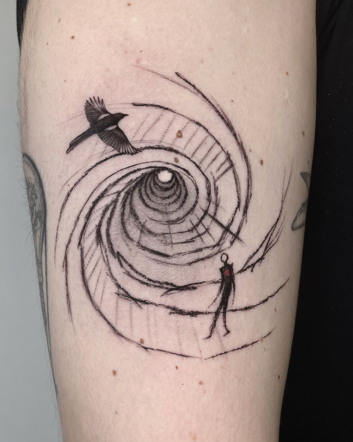 Tatuaggio Microrealism di Verdiana, The White Whale Tattoo Society